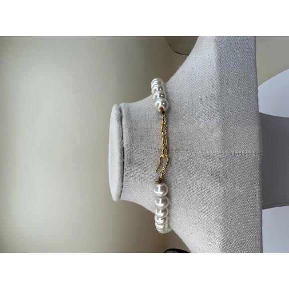 Classic Faux Pearl Necklace with Decorative Pendant - Picture 8 of 9